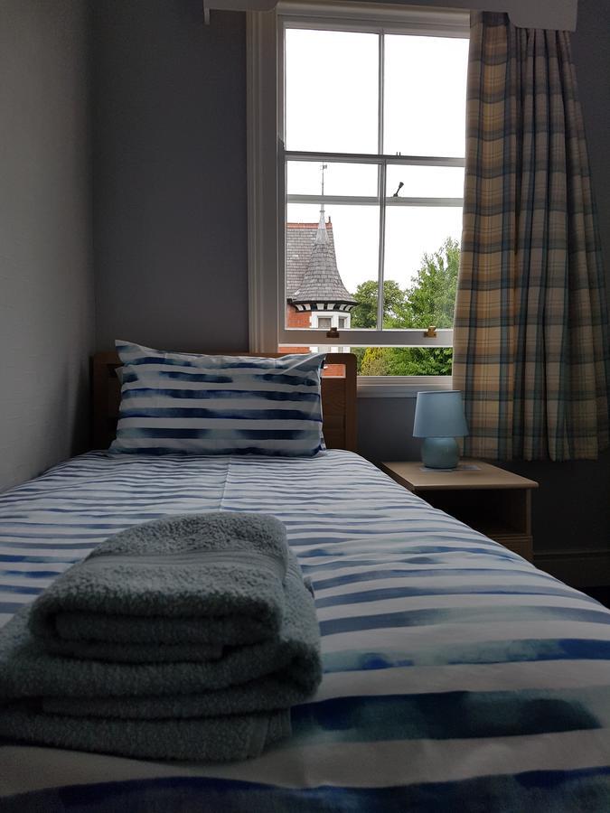 Alexandra Lodge Guest House Честър Екстериор снимка