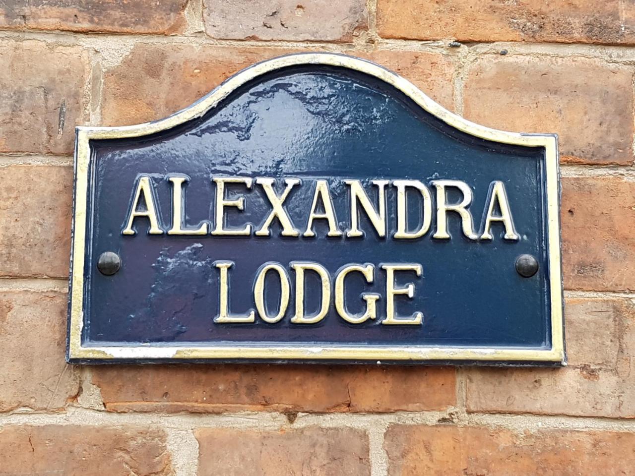 Alexandra Lodge Guest House Честър Екстериор снимка